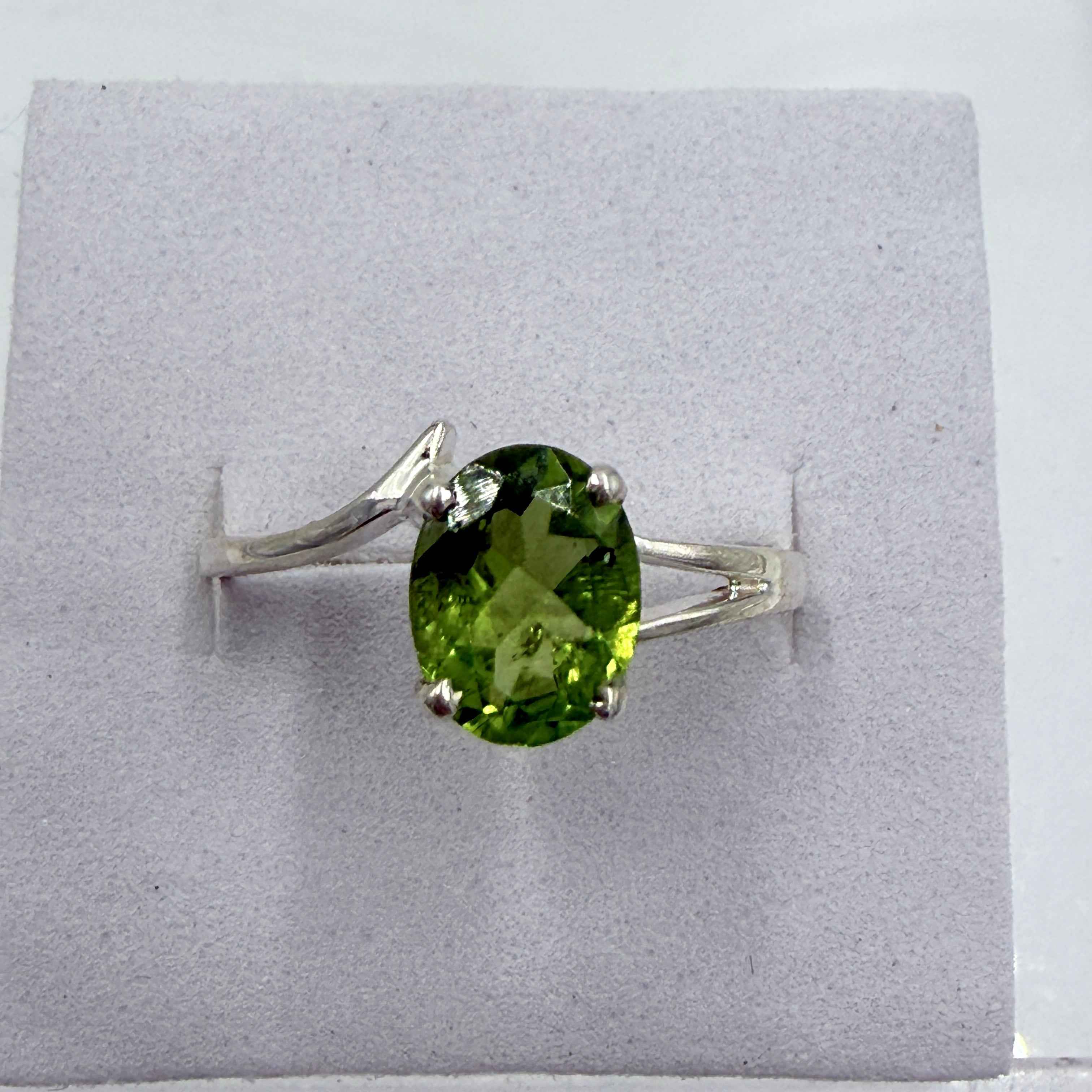 Sterling Silver Split Banded Oval Peridot Ring - Size 9 -Positivity, Growth & Renewal